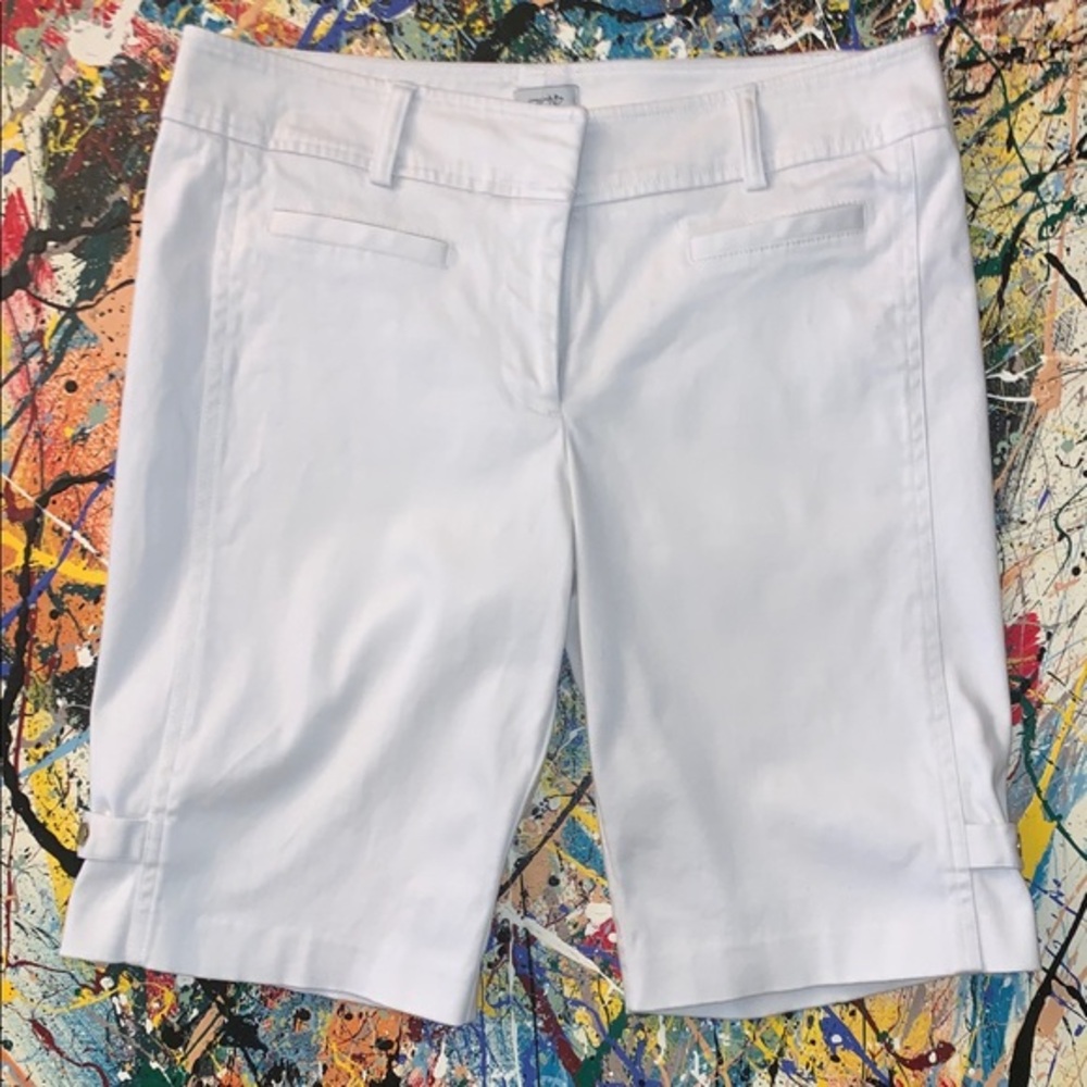 Cache white Bermuda shorts.